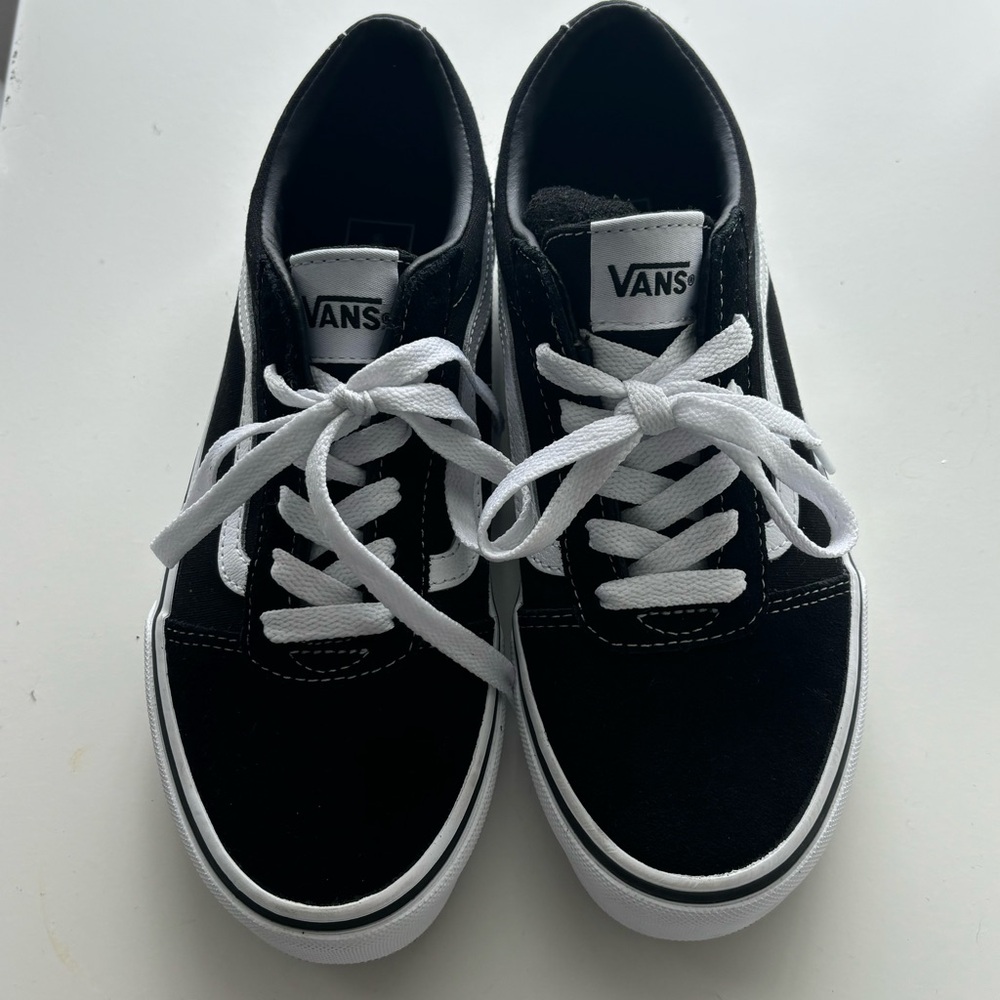 Vans Kid Old Skool | Black & White | Lace Up | Low Top Sneakers | Size 4